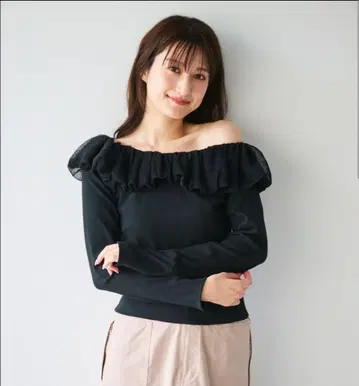 COCODEAL 오프숄더 튤 프릴 상의 블랙 코코딜