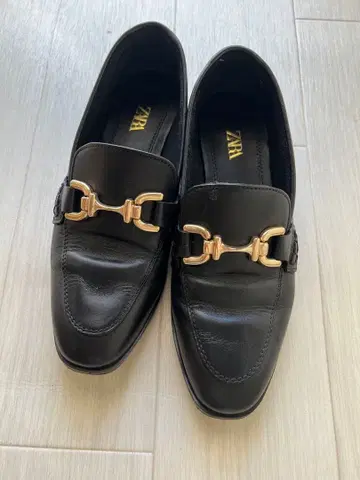 ZARA 블랙 로퍼 골드 장식 22cm