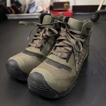 KEEN 미드컷 등산화 올리브 그린