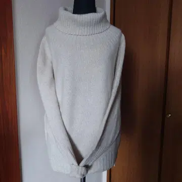 크림색 터틀넥 니트 긴팔