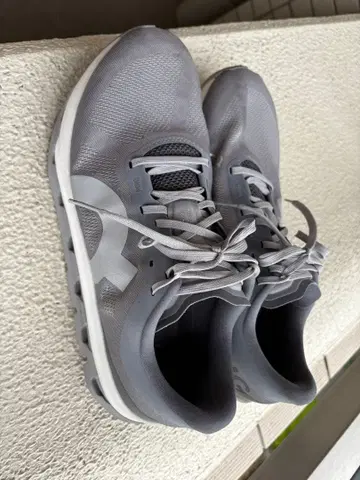 ON CLOUDFLOW 27.5 그레이 러닝화