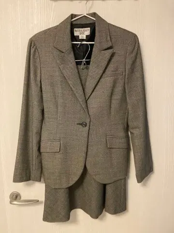 그레이 자켓과 플레어 스커트 세트