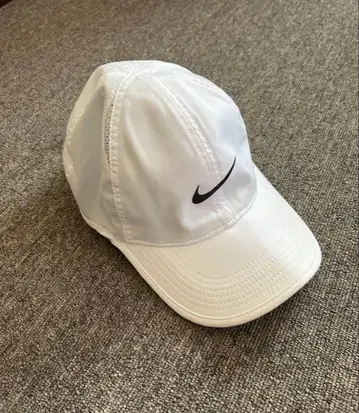 신상 Nike 화이트 러닝용 캡 메쉬