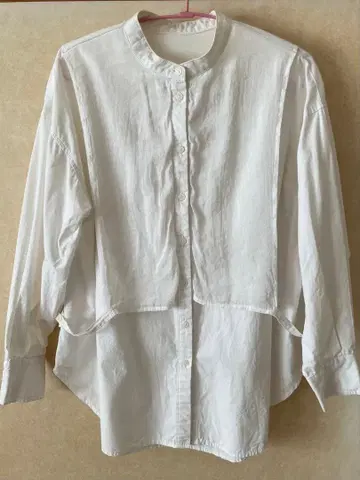 화이트 디자인 긴팔 셔츠