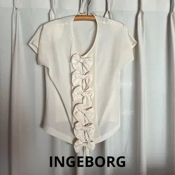 잉게보그 화이트 리본 포함 반팔 블라우스 INGEBORG