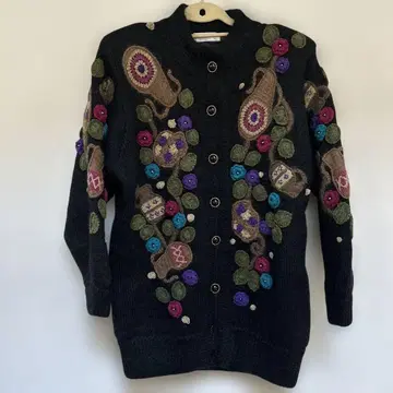 자수 장식 블랙 니트 가디건