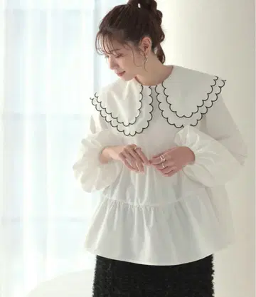 meraki 더블 칼라 스캘럽 블라우스 화이트 x 블랙