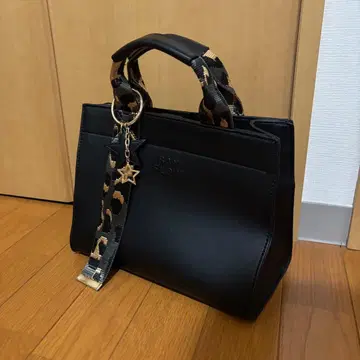 BAYFLOW 레오파드 무늬 스트랩 포함 블랙 숄더백