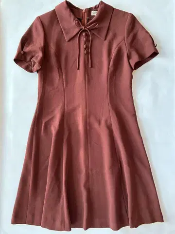 브라운 폴로 옷깃 반팔 무릎 기장 원피스