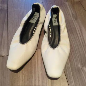 GRISE 화이트 가죽 로우힐 플랫슈즈