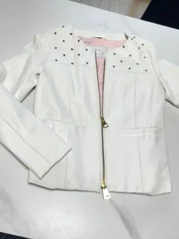 스터드 장식 화이트 자켓