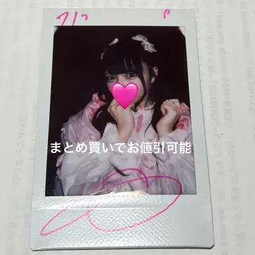 B. iLiFE! 나란 노도카 폴라로이드 사인 벚꽃놀이 의상