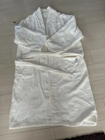 크림색 타월 원단 목욕 가운 가운