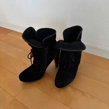 퍼 달린 스웨이드 부츠 블랙