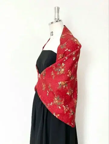 빨간색 꽃무늬 숄