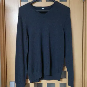 유니클로 다크 그레이 V넥 니트