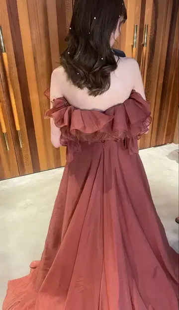 THE URBAN BLANCHE 테라코타 오프숄더 프릴 드레스