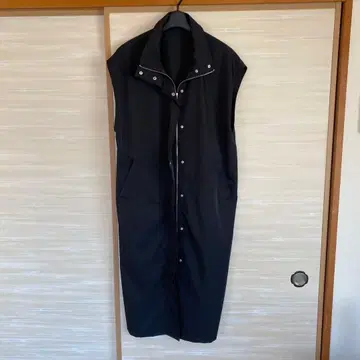 YEVS 블랙 슬리브리스 롱 베스트