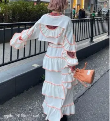 헬로 샌프란시스코 컷 아웃 프릴 셋업