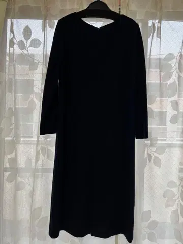 네이비 긴팔 V넥 무릎 기장 원피스