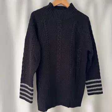 [ 새상품 ] 블랙 케이블 니트 하이넥 스웨터