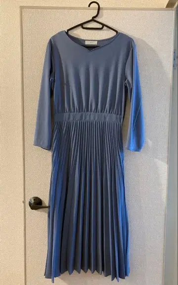 any SiS 블루 플리츠 디자인 긴팔 원피스