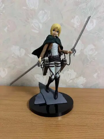 진격의 거인 크리스타 렌즈 피규어