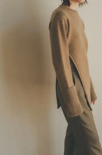 CLANE 베이지 긴팔 니트 밑단 아지메 슬릿 디자인 사이즈 2