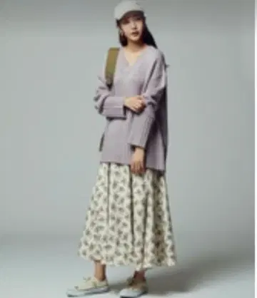 새상품 라이트 베이지 V넥 니트 긴팔