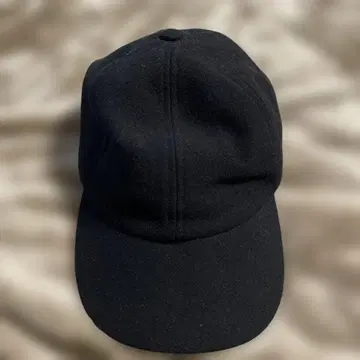 새상품급 유니클로 블랙 울 캡 가죽 느낌 백 스트랩