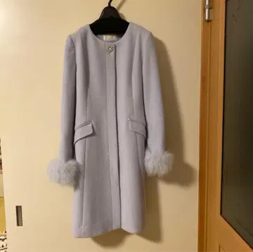 연보라색 퍼 달린 롱 코트