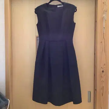 고급스러움 FLICKA 블랙 슬리브리스 드레스