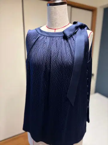 드로어 실크 슬리브리스 블라우스 새상품급