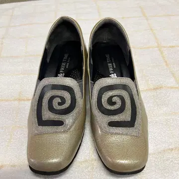 FREE TIME 골드 플랫슈즈 스월 무늬