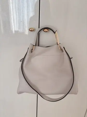 내추럴 뷰티 베이직 메탈 핸들 턱 숄더백