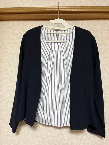 노카라 자켓과 스트라이프 반팔 블라우스 세트