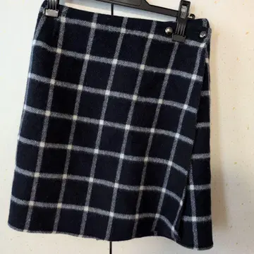 네이비와 화이트 체크 무늬 타이트 스커트