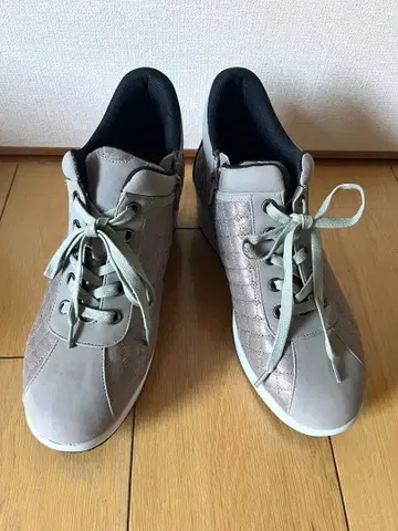 그레이 통굽 스니커즈 퀼팅 디자인