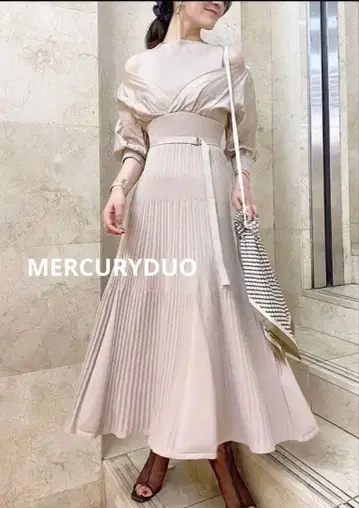 MERCURYDUO 이소재 도킹 플레어 니트 원피스