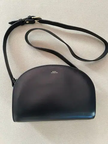 A.P.C. 하프문 숄더