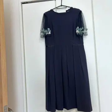 네이비 튤소매 자수 A라인 드레스