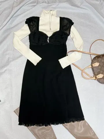 블랙 프릴 장식 핏앤플레어 드레스