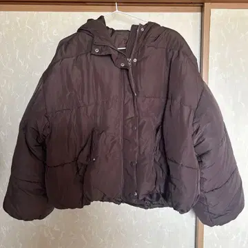 브라운 후드 부착 다운 자켓