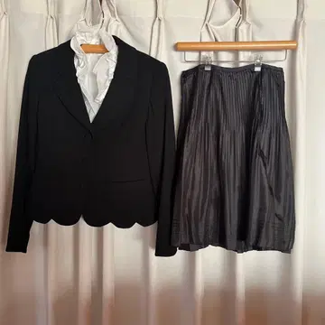 블랙 자켓과 플리츠 스커트 세트 LEST ROSE