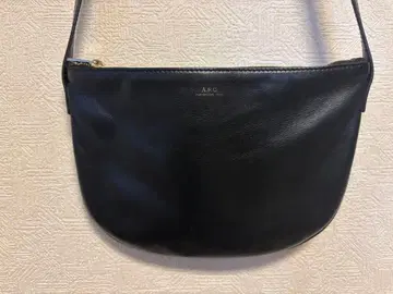 APC 블랙 하프문백 천연 가죽 숄더백