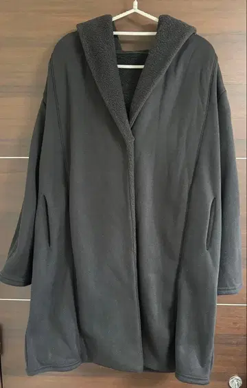 index 후드 부착 보아 블랙 롱 코트