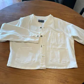 화이트 버튼 자켓