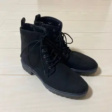 블랙 스웨이드 레이스업 부츠