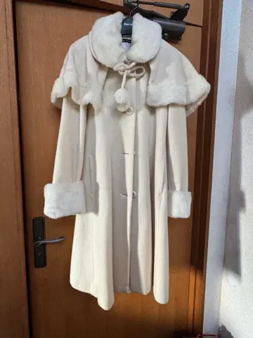 이노와 화이트 케이프 부착 롱 코트