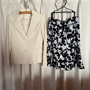 화이트 블레이저와 도트 스커트 세트 any SiS